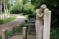 Перевозка умерших 10495444-statue-of-sad-girl-on-a-grave-at-a-cemetery.jpg