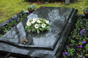 Перевозка Груз 200 28513008-white-funeral-flowers-on-a-grey-marble-tomb.jpg